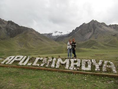 Angekommen auf dem h&ouml;chsten Punkt unserer Perureise, auf 4.300 Meter, hatte man eine wundervolle Aussicht auf die umliegenden Berge. Nat&uuml;rlich war es trotz Sonnenscheins sehr kalt dort oben.